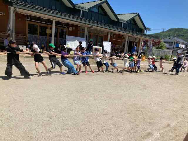 小学生迫力の綱引き！オーエス！オーエス！