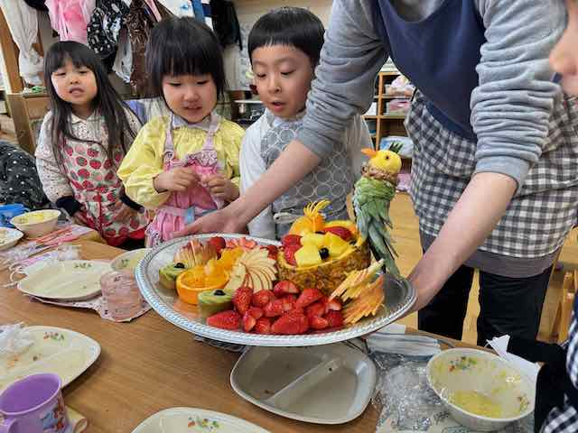 給食の先生の粋な計らい！「鳥のフルーツパフェ」♪