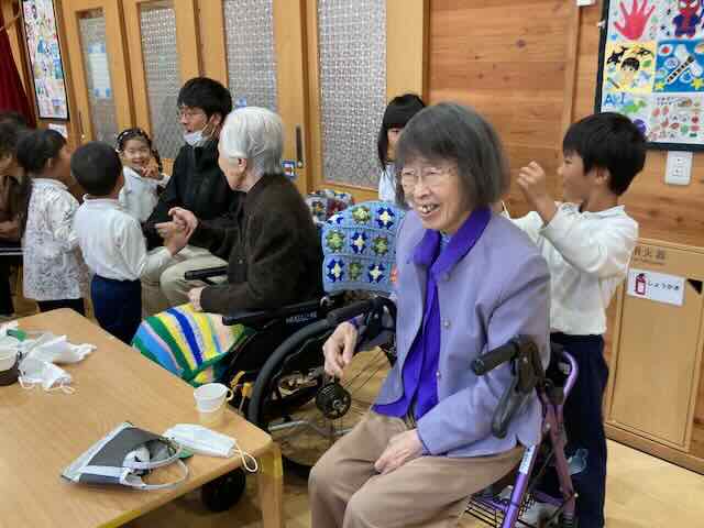 僕たちが肩叩きするよ！トントン♪ほしさん